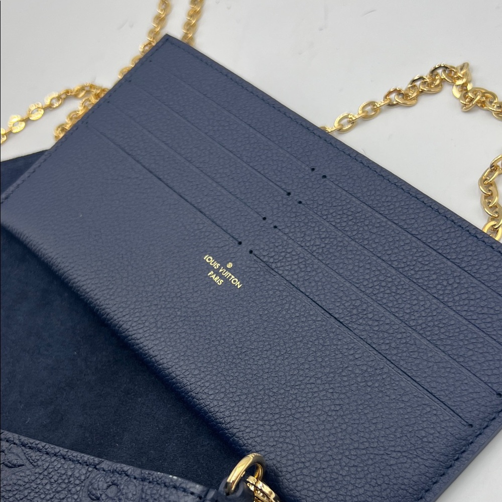 New Louis Vuitton navy blue leather Clutch crossbody Gold Chain - Picture 8 of 13